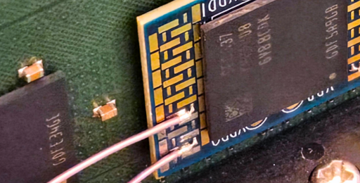 電子電路板上的記憶體晶片正在被連接探針進行訊號測試